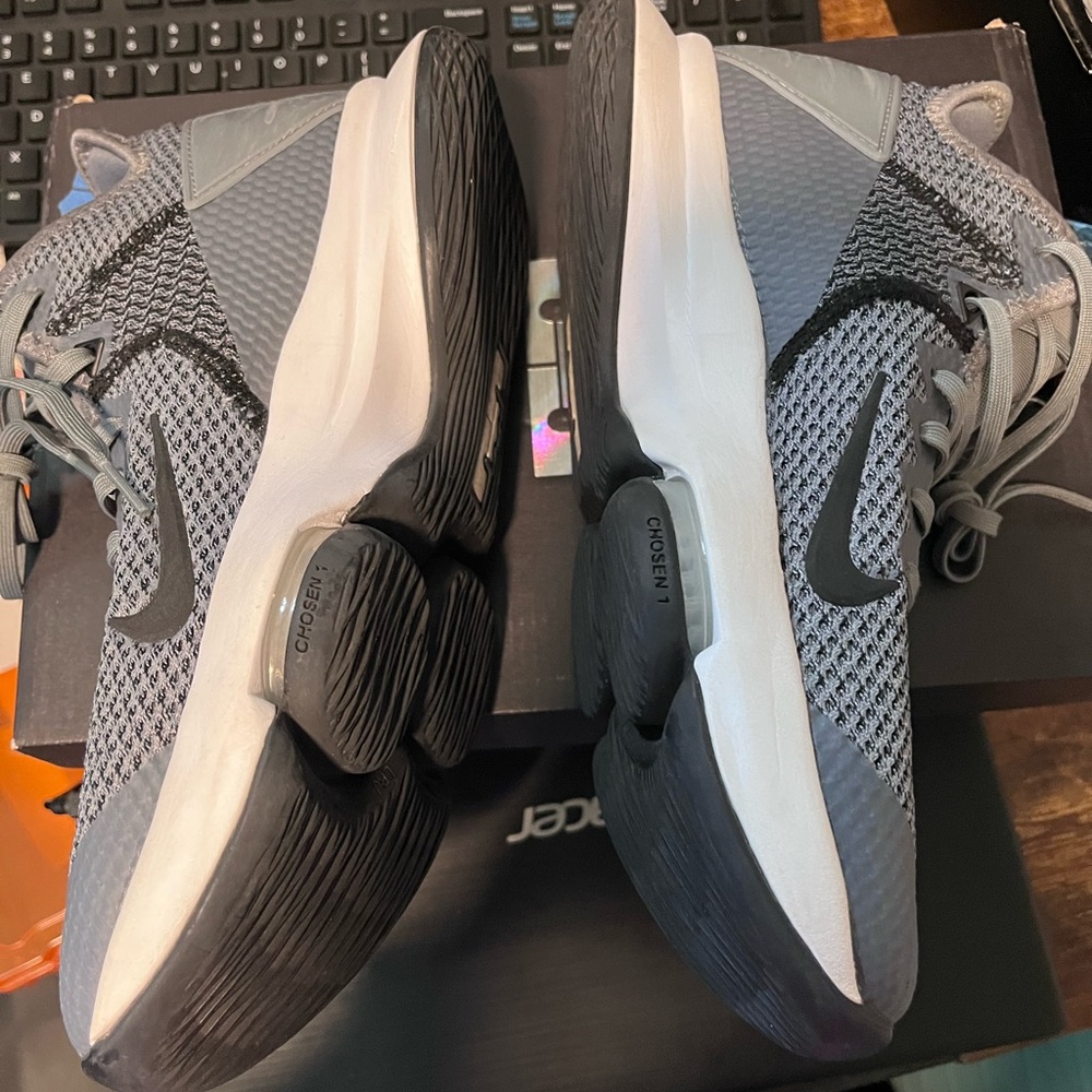 Lebron Witness IV TB Men's Size 9 - Picture 3 of 7
